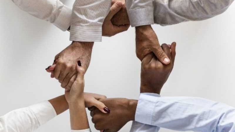 Inteligência emocional deixa de ser habilidade e vira sobrevivência no trabalho