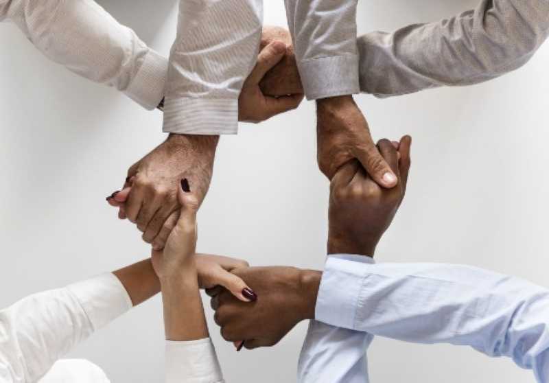 Inteligência emocional deixa de ser habilidade e vira sobrevivência no trabalho