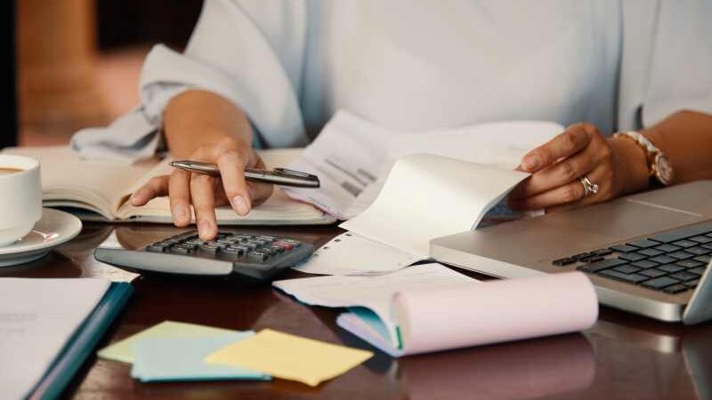 Inadimplência empresarial avança e pressiona acesso ao crédito no Brasil