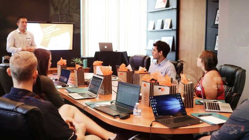 Com queda no engajamento, PMEs apostam em marca empregadora para “roubar” talentos