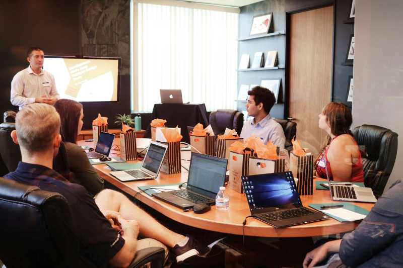 Com queda no engajamento, PMEs apostam em marca empregadora para “roubar” talentos