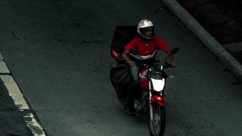 Veja como a tecnologia está profissionalizando o trabalho dos motoboys no Brasil