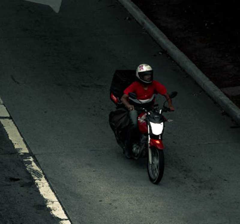 Veja como a tecnologia está profissionalizando o trabalho dos motoboys no Brasil