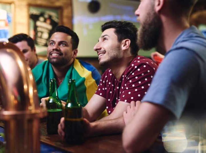 Copa do Mundo: 74% dos brasileiros vão gastar e bares esperam recorde de vendas