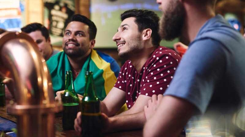 Copa do Mundo: 74% dos brasileiros vão gastar e bares esperam recorde de vendas