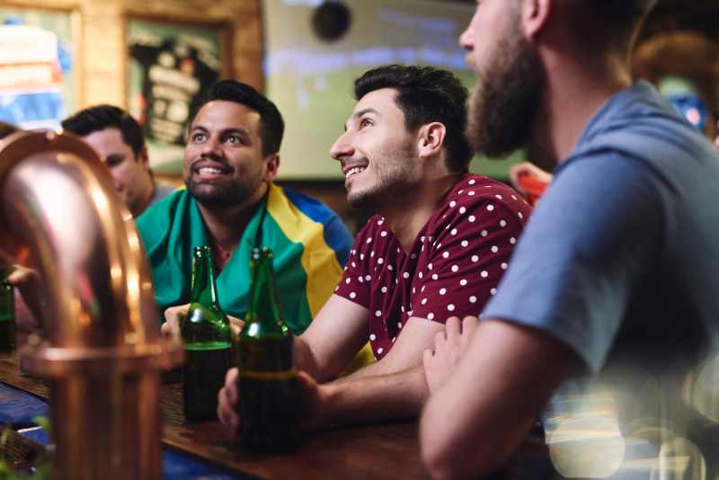 Copa do Mundo: 74% dos brasileiros vão gastar e bares esperam recorde de vendas
