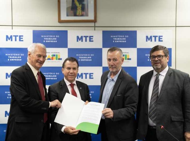 CNC participa de acordo para aprimorar regras de trabalho em feriados no comércio