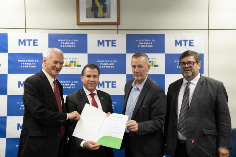 CNC participa de acordo para aprimorar regras de trabalho em feriados no comércio