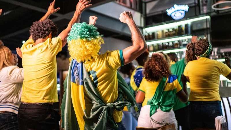 O que a Copa revela sobre o comportamento financeiro do brasileiro em um cenário de crédito caro