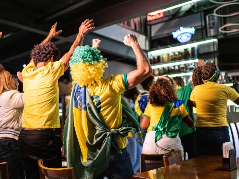 O que a Copa revela sobre o comportamento financeiro do brasileiro em um cenário de crédito caro