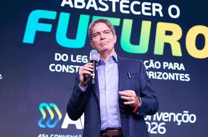 Ricardo Amorim alerta empresários sobre novo cenário global