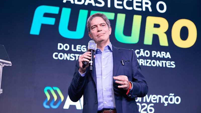 Ricardo Amorim alerta empresários sobre novo cenário global