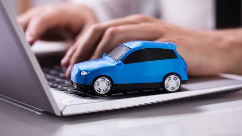 Brasileiro pesquisa preço do carro antes de vender