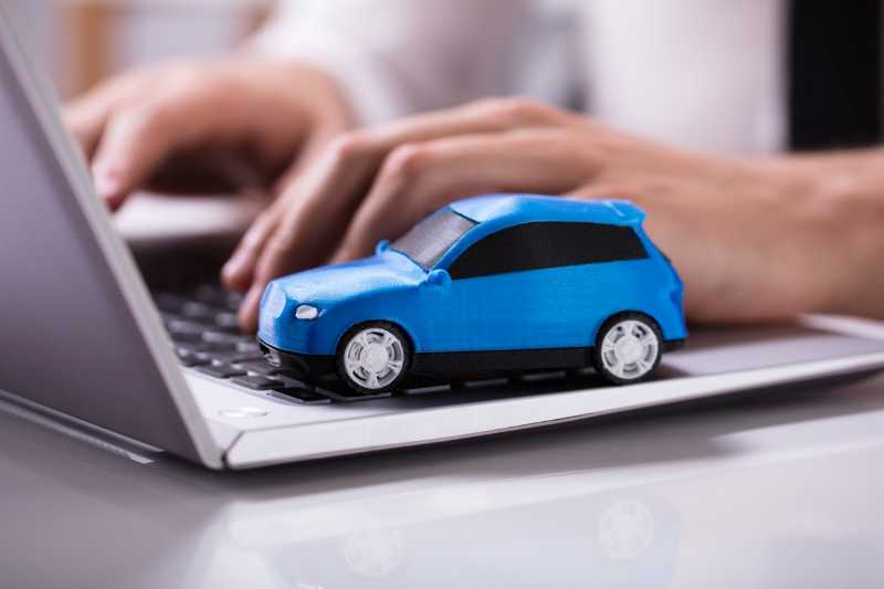 Brasileiro pesquisa preço do carro antes de vender