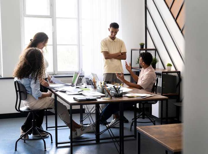 Jogos de poder no trabalho: como identificar disputas políticas nas empresas e proteger a carreira