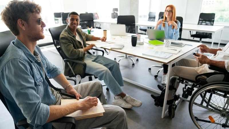 6 em cada 10 profissionais com deficiência consideram empresas apenas parcialmente preparadas para inclusão