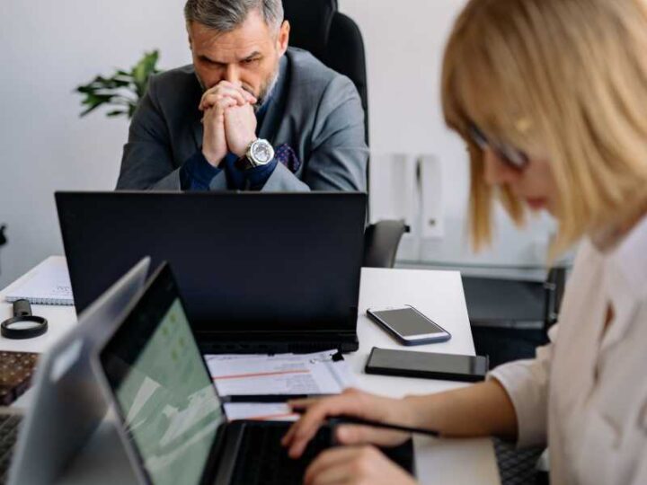 Quase metade das empresas brasileiras ainda não possui protocolo para investigar casos de assédio