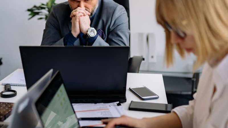 Quase metade das empresas brasileiras ainda não possui protocolo para investigar casos de assédio