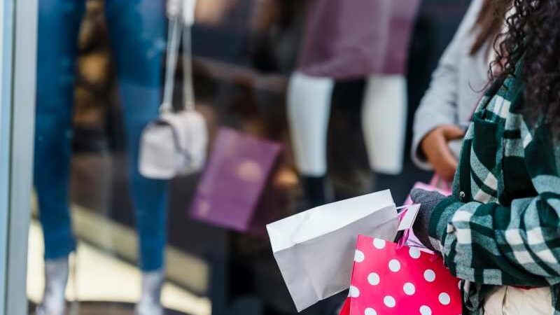 Um em cada três consumidores já combina loja física e e-commerce na hora de comprar