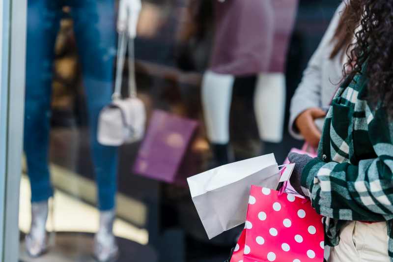 Um em cada três consumidores já combina loja física e e-commerce na hora de comprar