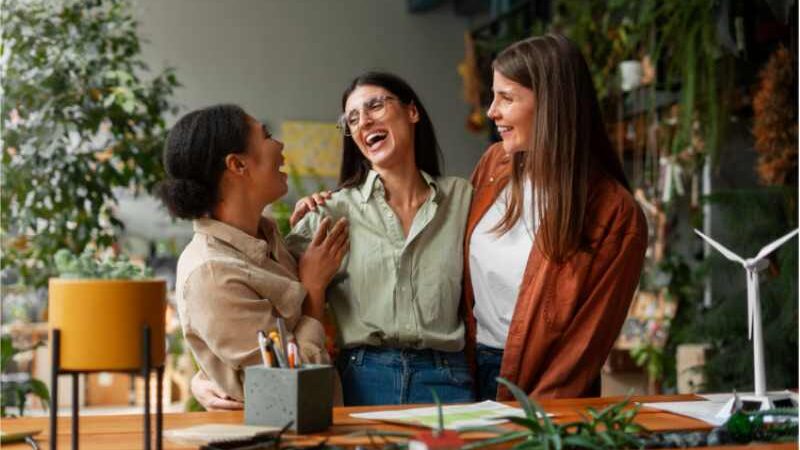 Além do salário: empresas investem em experiências presenciais para reter talentos