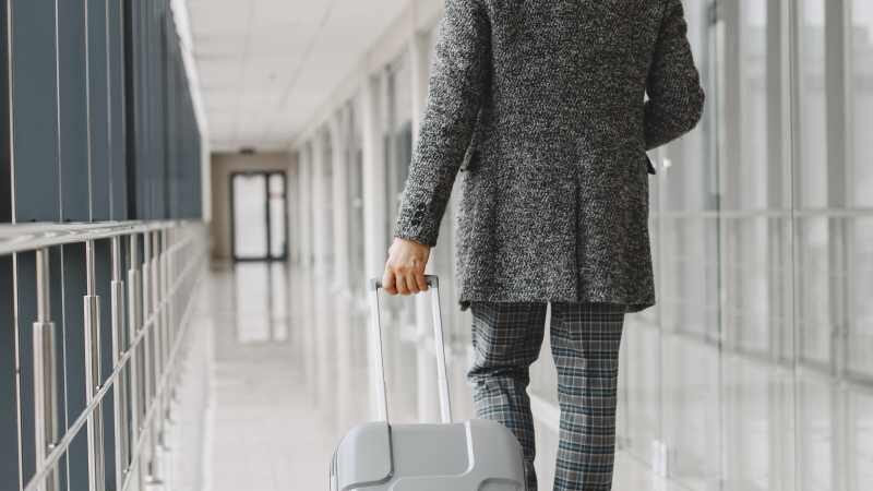 Alta do dólar e no preço dos combustíveis faz empresas gastarem até 20% a mais com viagens corporativas