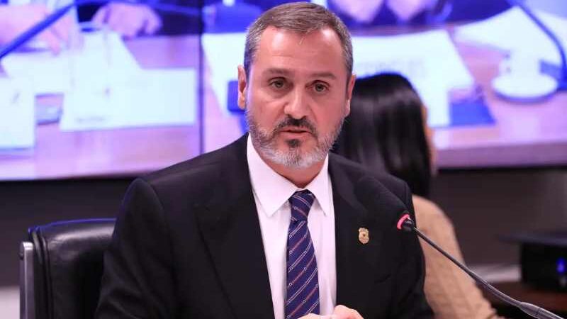 Dino determina reintegração de Andrei Rodrigues no comando da PF
