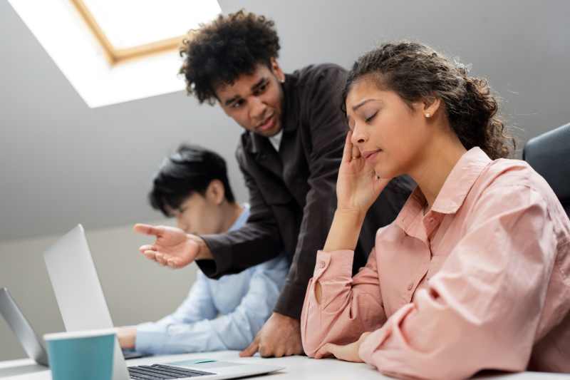Assédio eleitoral no trabalho: como a pressão política se disfarça no dia a dia