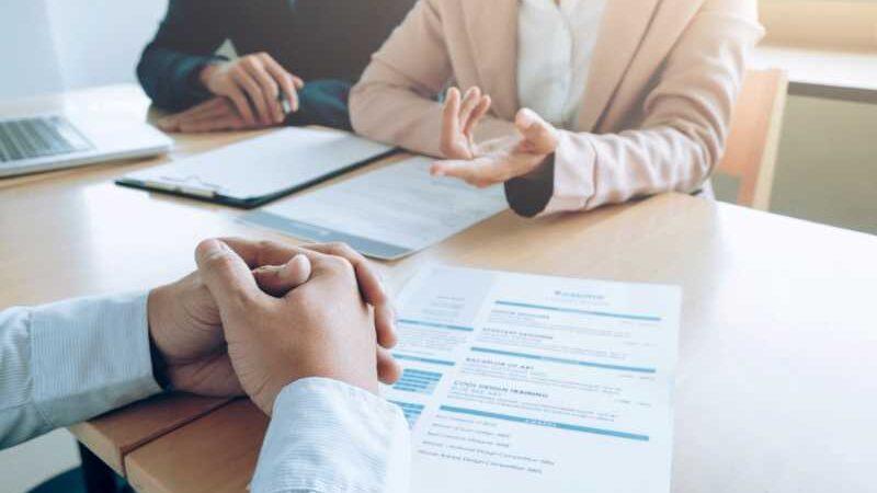 Quase 70% das empresas entrevistam entre quatro e dez candidatos para fechar uma única vaga