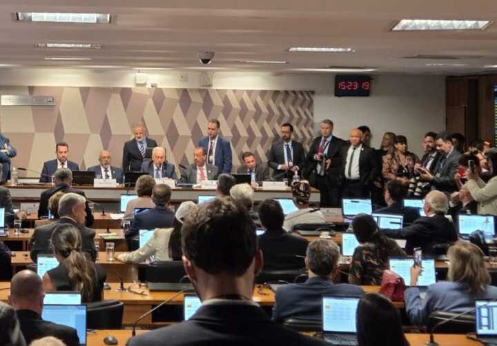 CNC lamenta pressa da CCJ que aprovou PEC que acaba com a escala 6×1