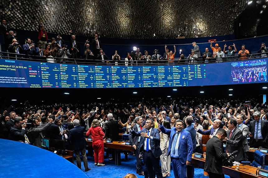 Senado aprova fim da escala 6×1